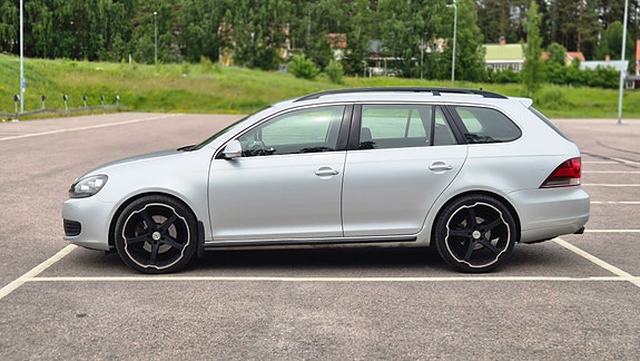 Volkswagen Golf VIII 2 of 10