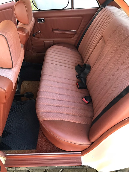 Mercedes-Benz 200 4 of 5