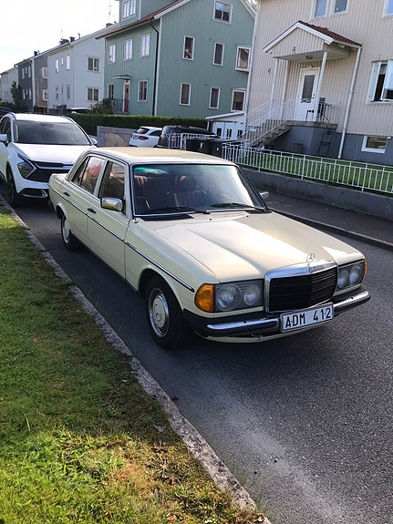 Mercedes-Benz 200 2 of 5