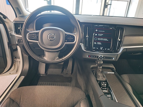 Volvo V90 Cross Country 2 of 5