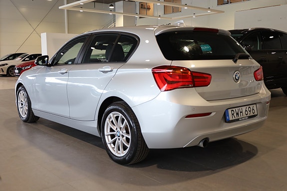BMW 118i 3 of 5