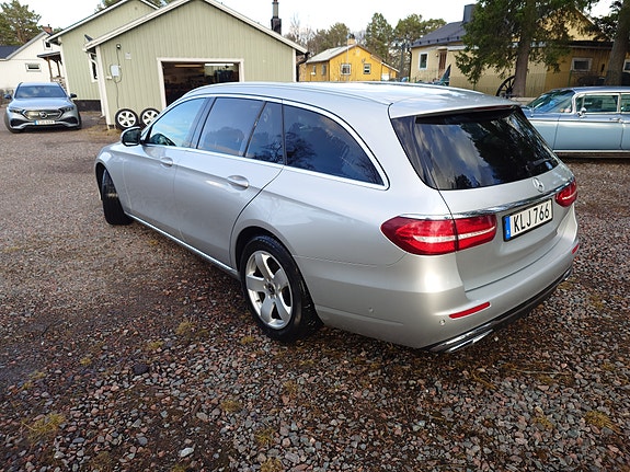 Mercedes-Benz E220 2 of 4
