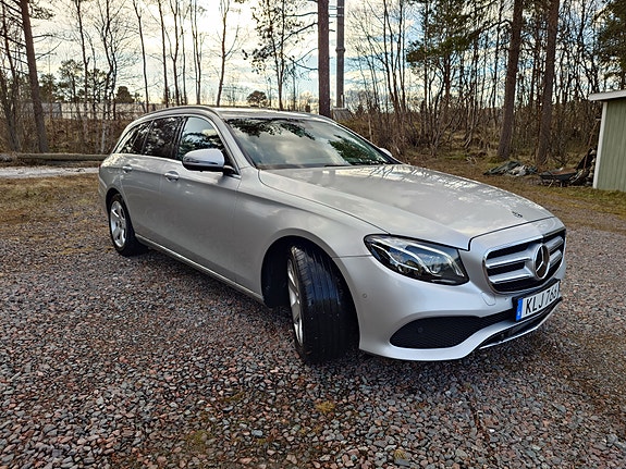 Mercedes-Benz E220 4 of 4