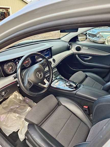 Mercedes-Benz E220 3 of 4