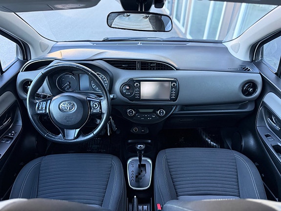 Toyota Yaris 7 of 30