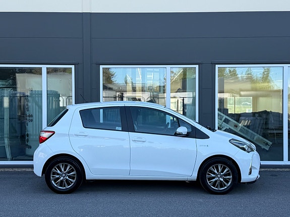 Toyota Yaris 2 of 30