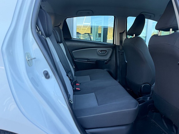 Toyota Yaris 6 of 30