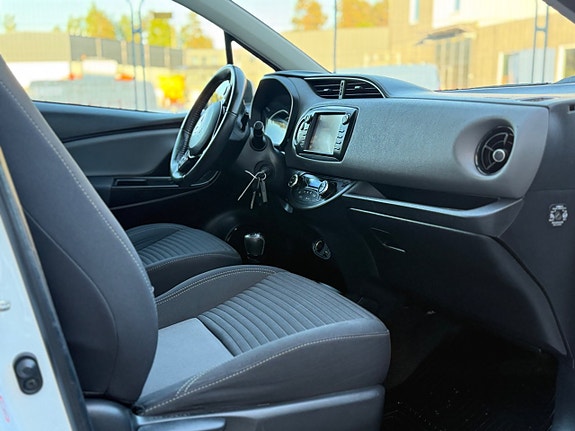 Toyota Yaris 15 of 30