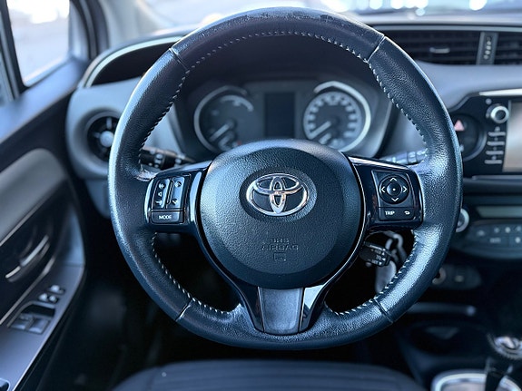 Toyota Yaris 8 of 30