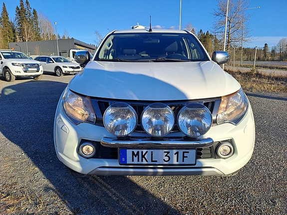 Mitsubishi L200 Club Cab 2 of 5