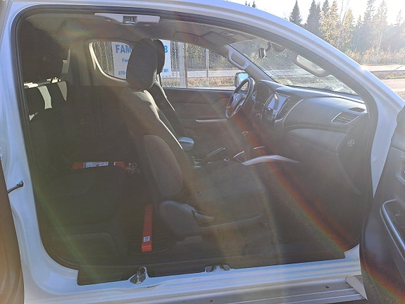 Mitsubishi L200 Club Cab 12 of 22