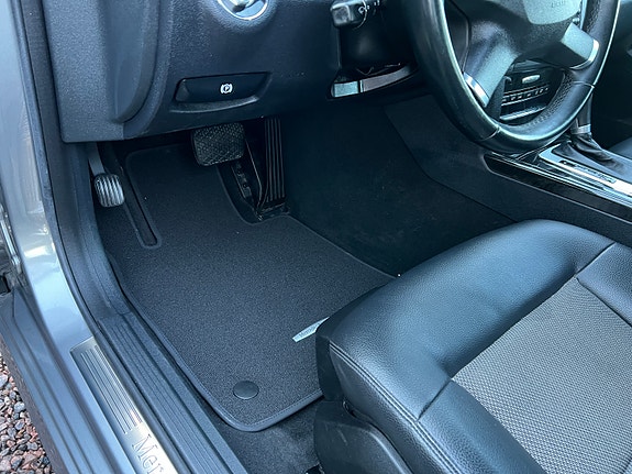 Mercedes-Benz E250 4 of 5