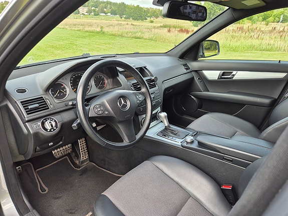 Mercedes-Benz C320 6 of 7