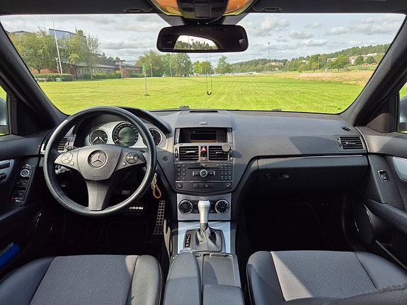 Mercedes-Benz C320 4 of 5