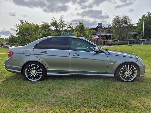 Mercedes-Benz C320 2 of 5