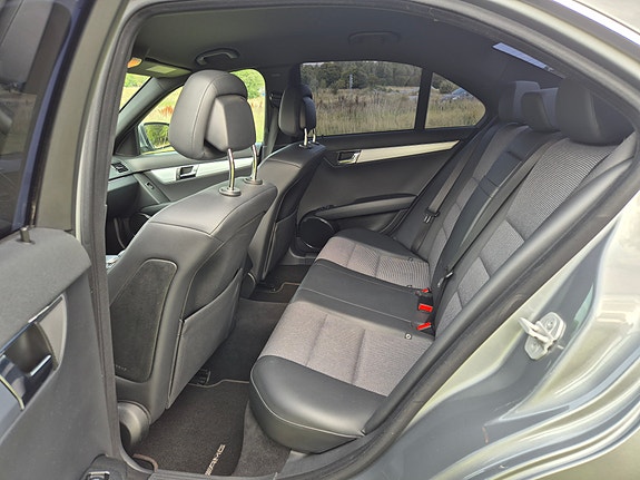Mercedes-Benz C320 5 of 5