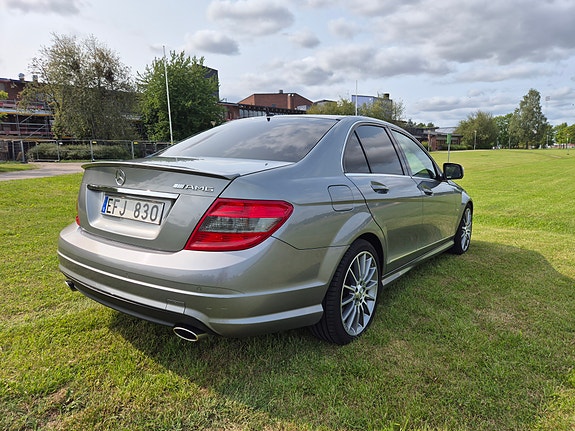 Mercedes-Benz C320 3 of 5
