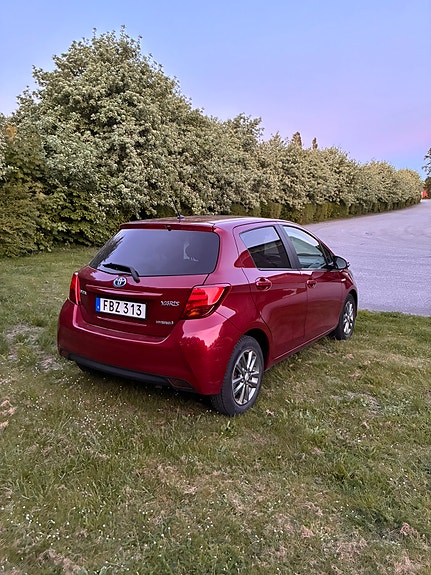 Toyota Yaris 3 of 8