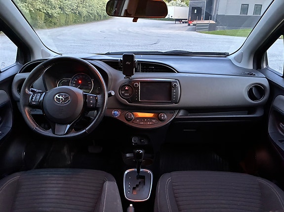 Toyota Yaris 4 of 8