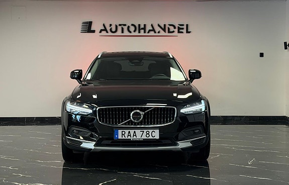 Volvo V90 Cross Country 2 of 5