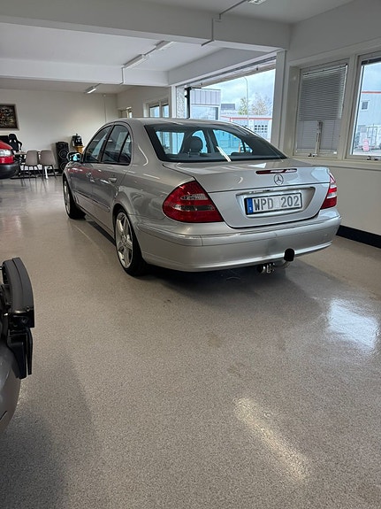 Mercedes-Benz E200 3 of 5