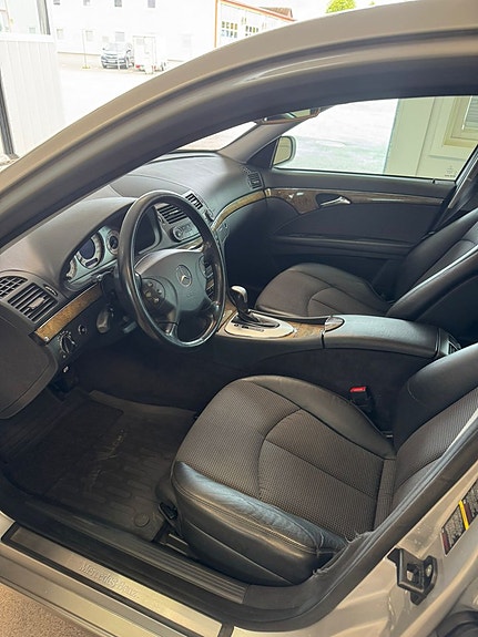 Mercedes-Benz E200 6 of 8