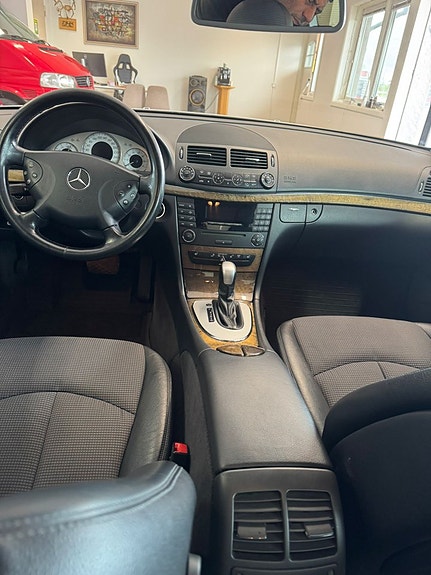 Mercedes-Benz E200 7 of 8