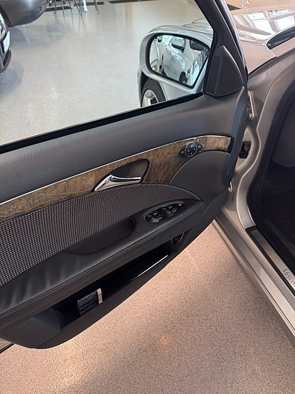 Mercedes-Benz E200 5 of 5