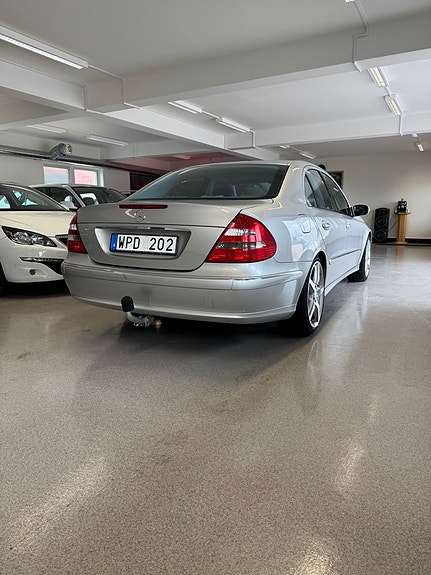 Mercedes-Benz E200 2 of 5