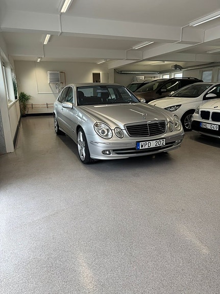 Mercedes-Benz E200 4 of 5