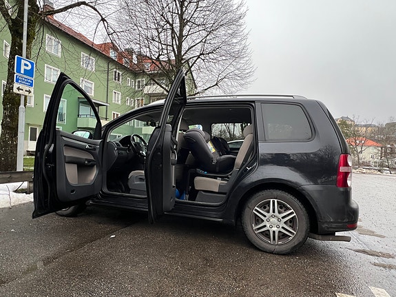 Volkswagen Touran 4 of 5