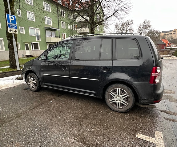 Volkswagen Touran 2 of 5