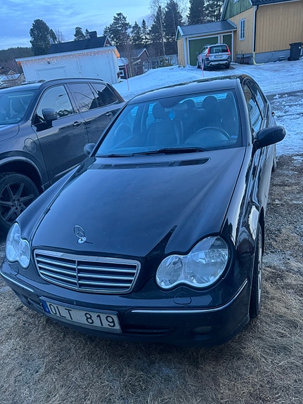 Mercedes-Benz C180 3 of 5