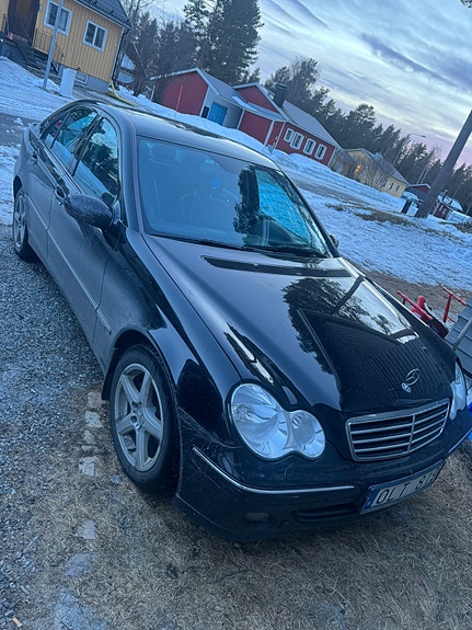 Mercedes-Benz C180 4 of 5