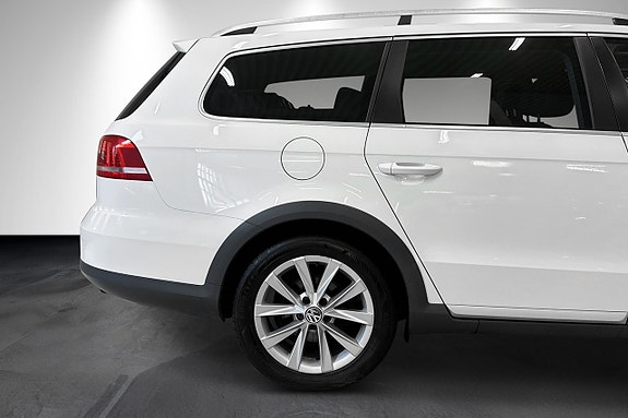 Volkswagen Passat Alltrack 3 of 5