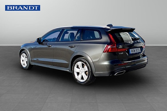 Volvo V60 Cross Country 2 of 9