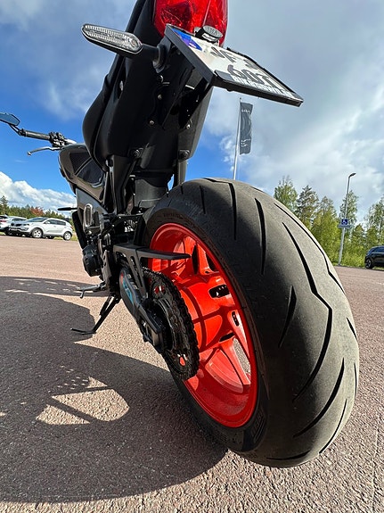 Yamaha MT-09 2 of 6
