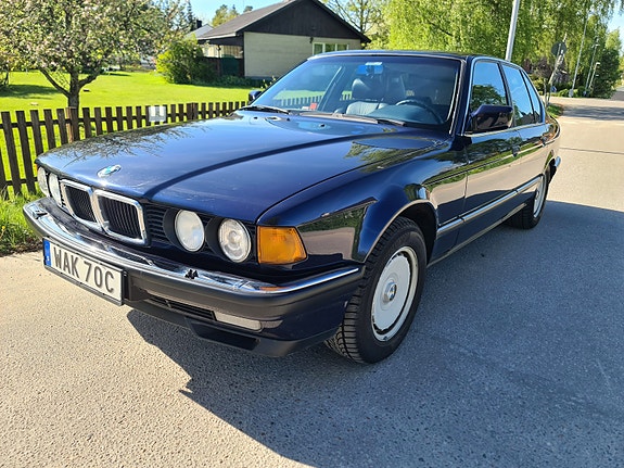 BMW 750i 2 of 12