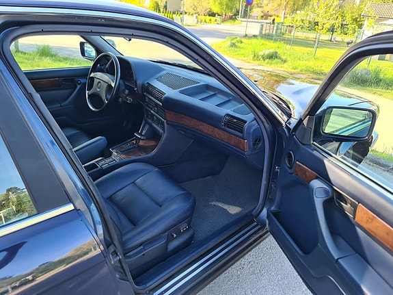 BMW 750i 9 of 12
