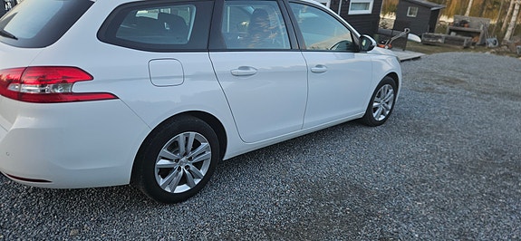 Peugeot 308 SW 2 of 4