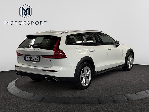 Volvo V60 Cross Country 8 of 23