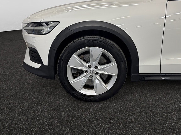 Volvo V60 Cross Country 4 of 5