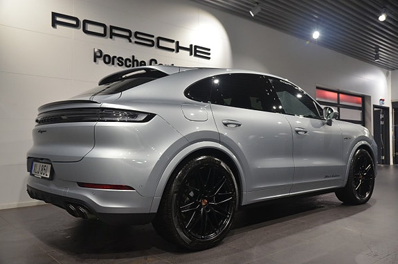 Porsche Cayenne 4 of 5
