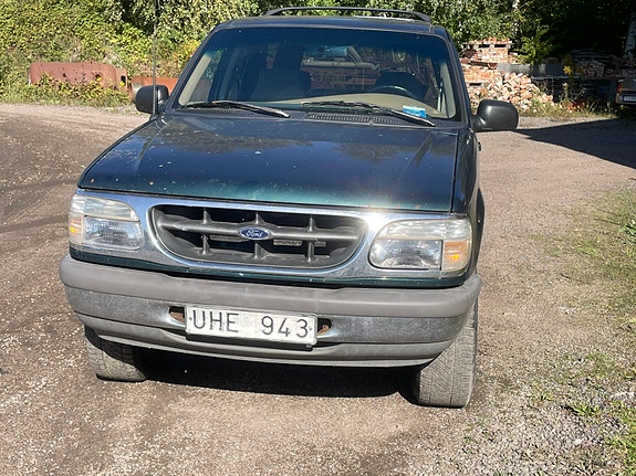 Ford Explorer 3 of 6