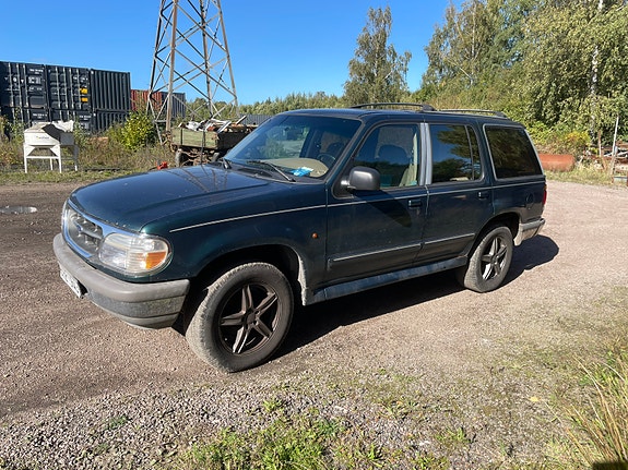 Ford Explorer 2 of 6