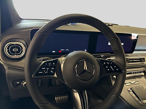 Mercedes-Benz V300 8 of 16