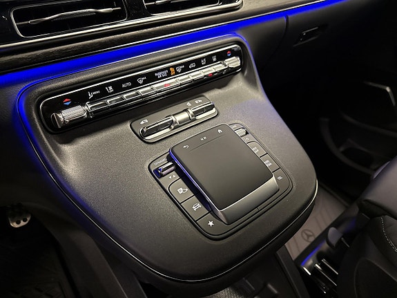 Mercedes-Benz V300 11 of 16