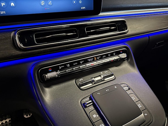 Mercedes-Benz V300 12 of 16