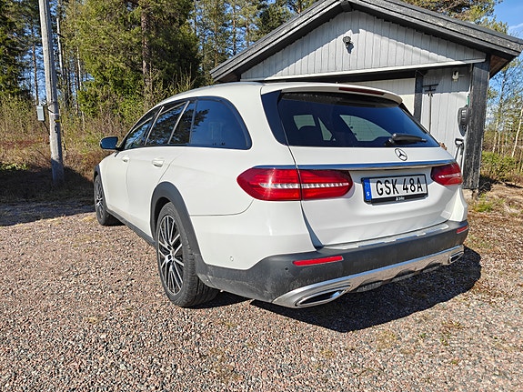 Mercedes-Benz E220 d 2 of 5