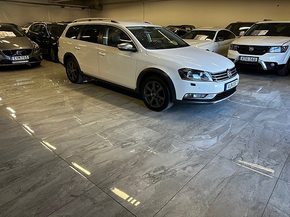 Volkswagen Passat Alltrack 2 of 5